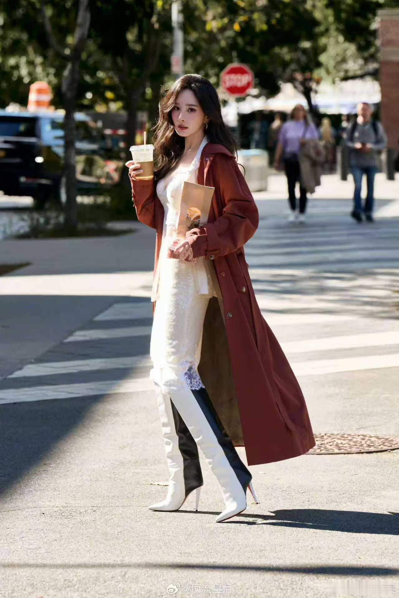 杨幂街头秀场杨幂红风衣街拍杨幂红风衣街拍，好飒，[思考][思考][思考][思考]