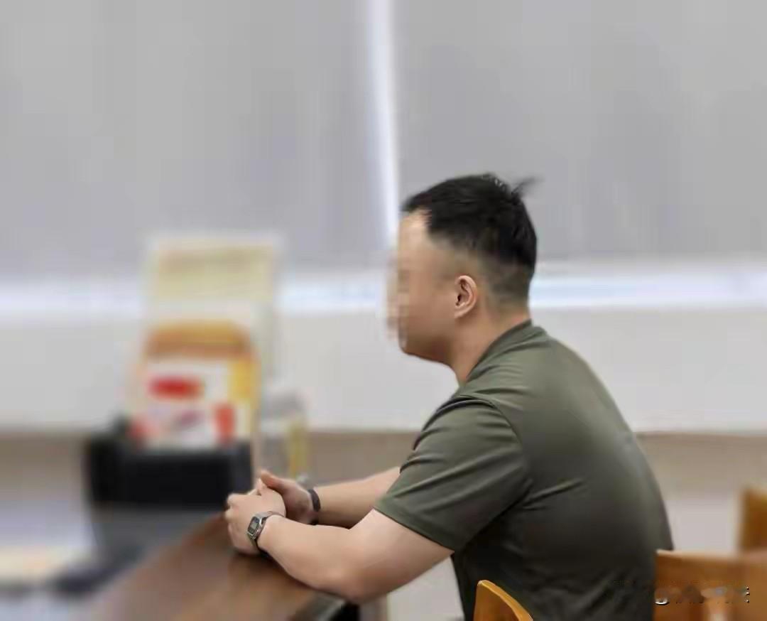 广州，男子7岁父母离异，父亲再婚，他与继母不和，大学毕业，父亲中风卧床，继母撺掇