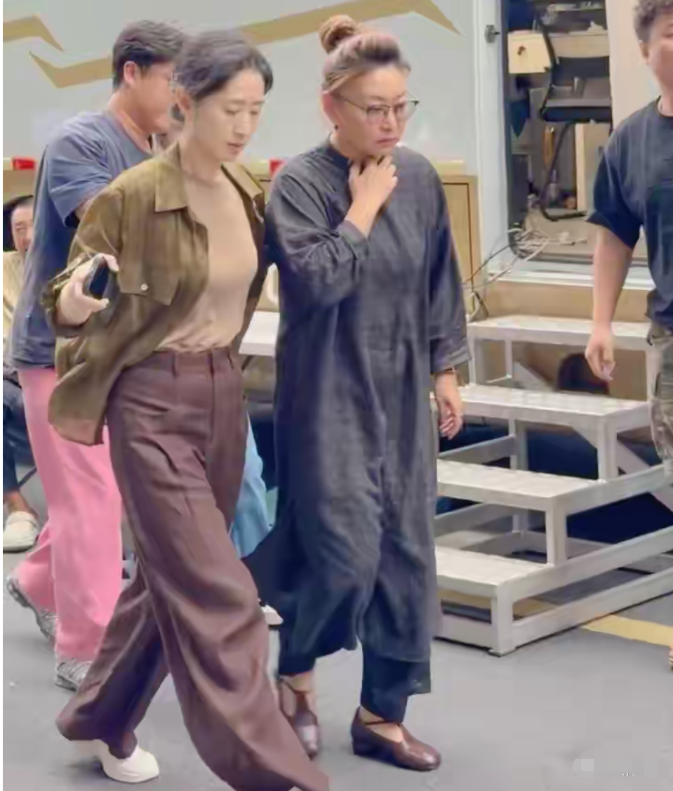 50岁刘敏涛在广东街头被偶遇，她素颜出行，不惧生图，眼角细纹真实可见，一身休闲穿