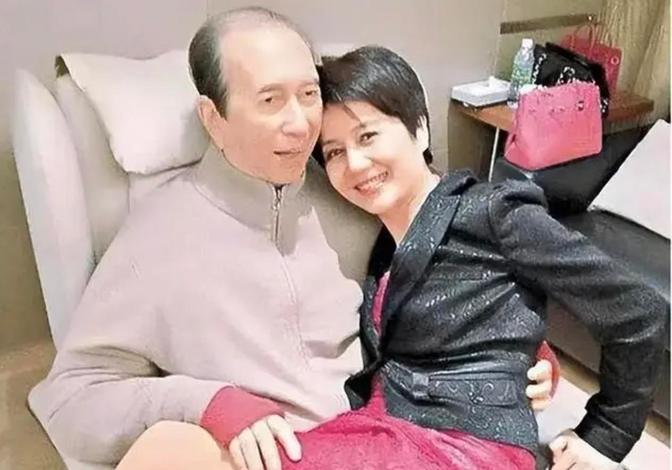☆鲁豫问梁安琪：“豪门的生活难不难？”梁安琪回答：“特别复杂，我做我的事，你做你