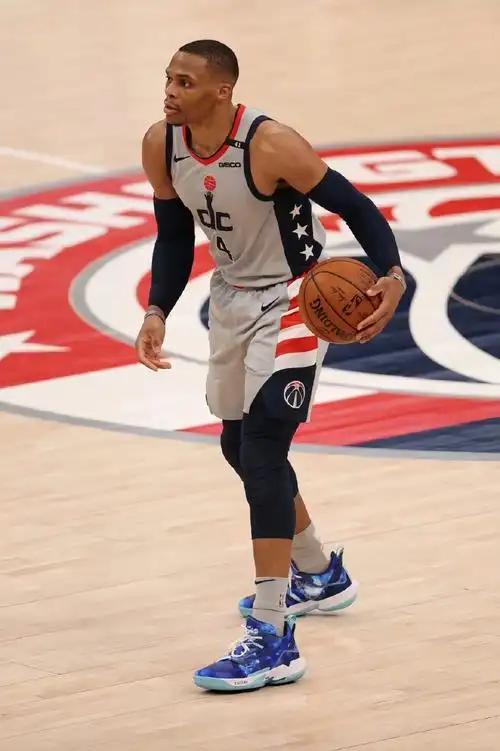 威少退役内情终于曝出！据名记MarcStein透露，奇才此前向威少提供了一份为