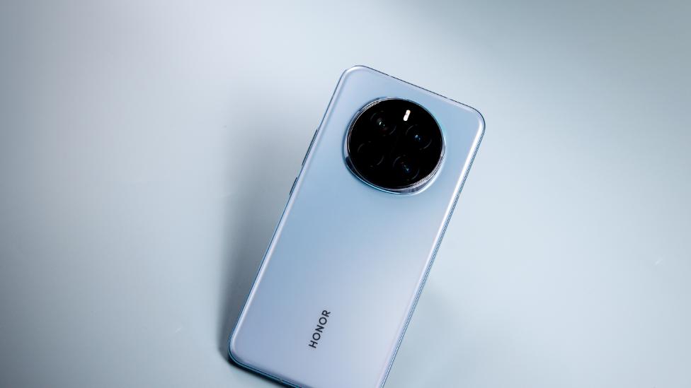 荣耀放弃武德,高端旗舰突降1100元,16GB+1TB+卫星通信,真香