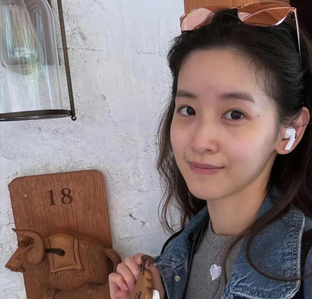 她要是进娱乐圈，内娱现在的格局都得换血，章泽天晒素颜照，不愧是一张照片走红网络的