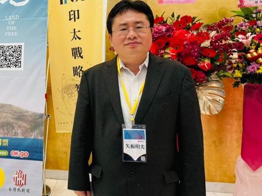 英雄！警方证实袭击矢板明夫的是香港籍男子！7月6日上午，矢板明夫受当地春雨文教