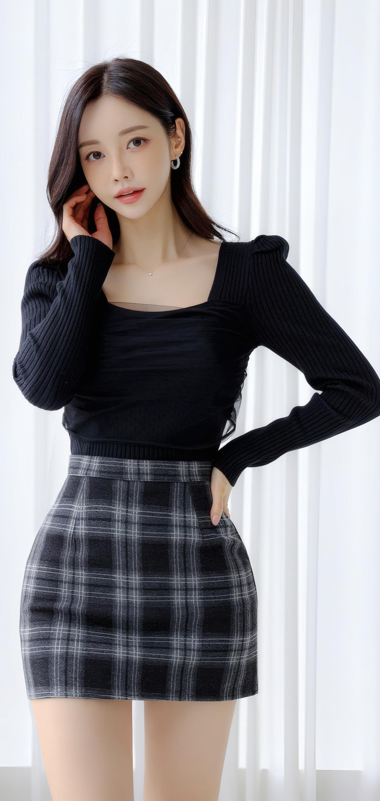 优雅黑裙搭配格纹短裙，时尚又迷人！👗💄👠