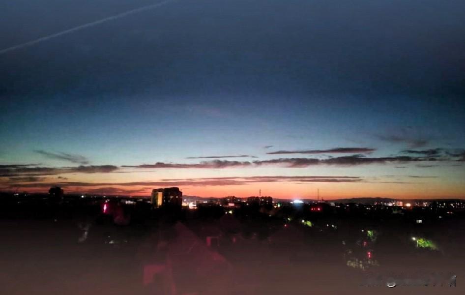 想天天笑嘻嘻，真不用啥大道理！不用揪着烦心事钻牛角尖，刷到搞笑段子就咧嘴笑，吃到