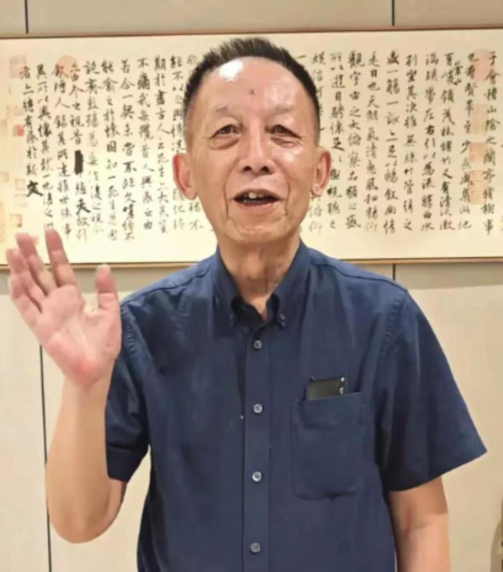 41岁的武汉大学副教授易中天提交辞职信后，就离开了学校。他说：“在这儿待