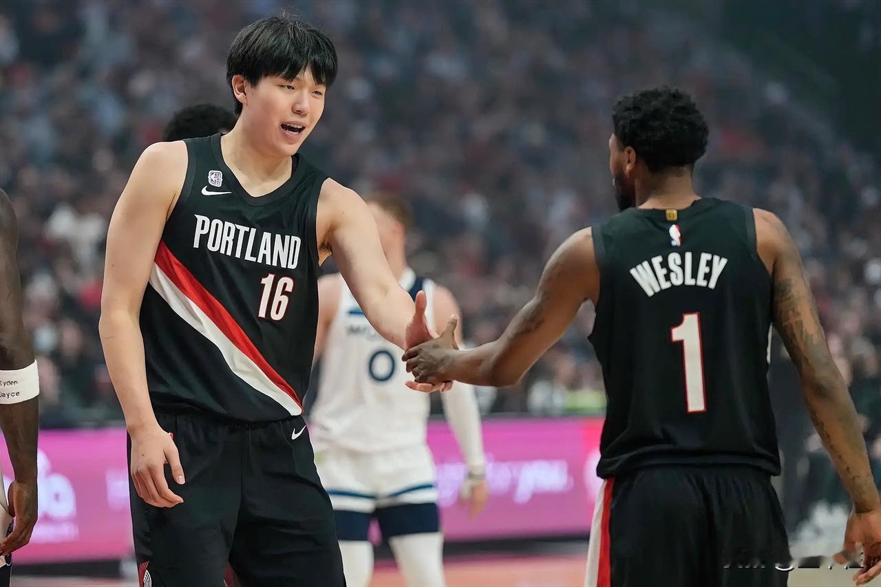 一口吃不成个“约基奇”！慢慢来！首先，小杨被麦丹隔扣一个，被戈贝尔冒一个。这