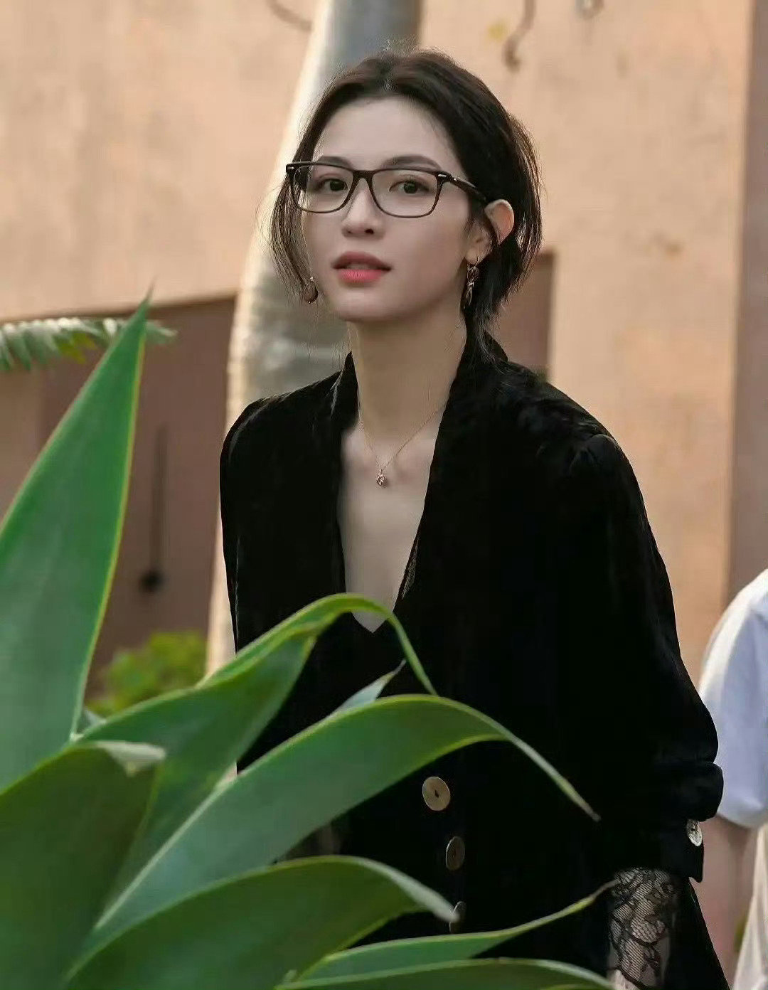 钟楚曦戴上眼镜秒变精英女白领，看着好有气质​