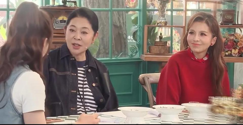 倪萍：“巴黎奥运会夺冠后你哭了？”陈梦：“回去没哭，但在现场最后一颗球落地的时候