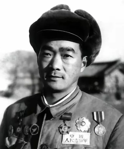1951年，志愿军副营长戴汝吉胆大包天，一共18人敢袭击美军的指挥部。但在撤退过