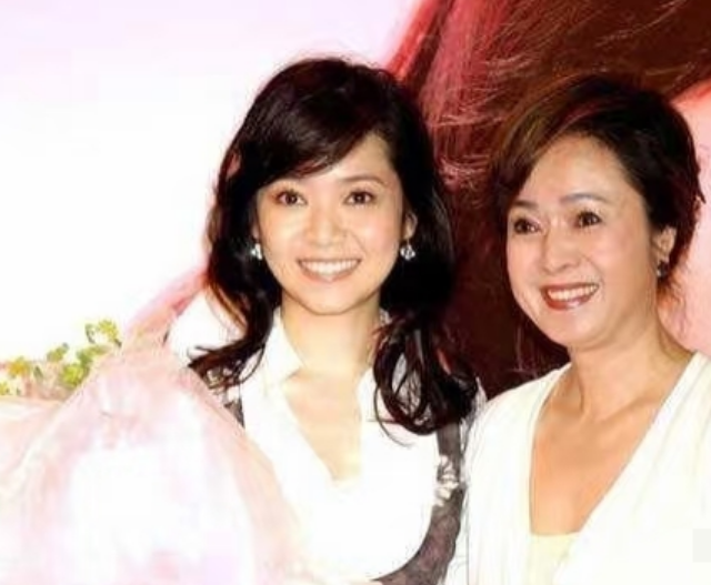 侯佩岑母亲太聪明了，当年女儿和周杰伦谈恋爱，还差一步就能成为“天王嫂”，甚至有人