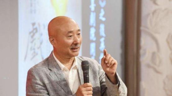 演员陈佩斯曾说，自己小时候其实过得很幸福。上世纪五六十年代，父亲每个月工资有25