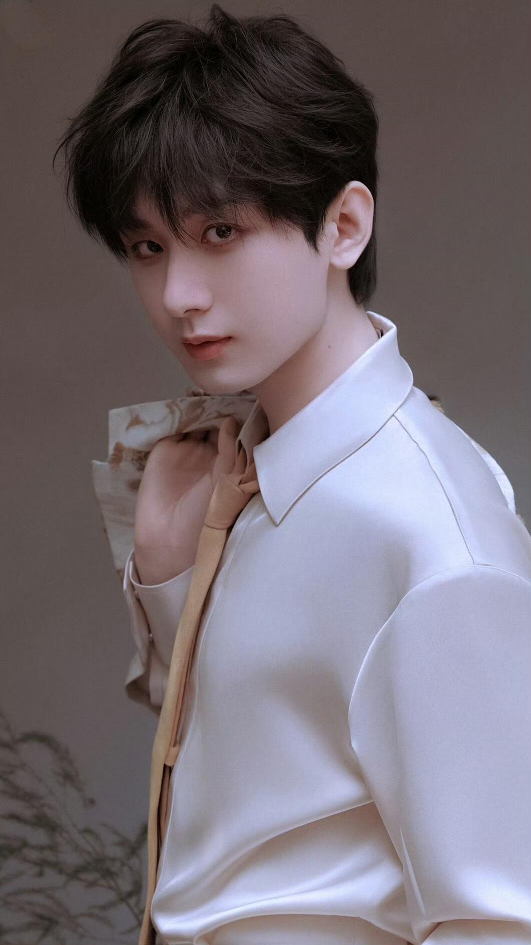 成毅稀缺壁纸始于颜值，陷于才华，忠于人品✨​​​