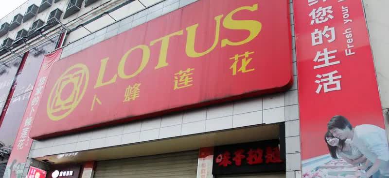 辽宁那个贷款10万开服装店的女子情绪崩溃的视频，真的让人揪心。她在店里边吃边哭，