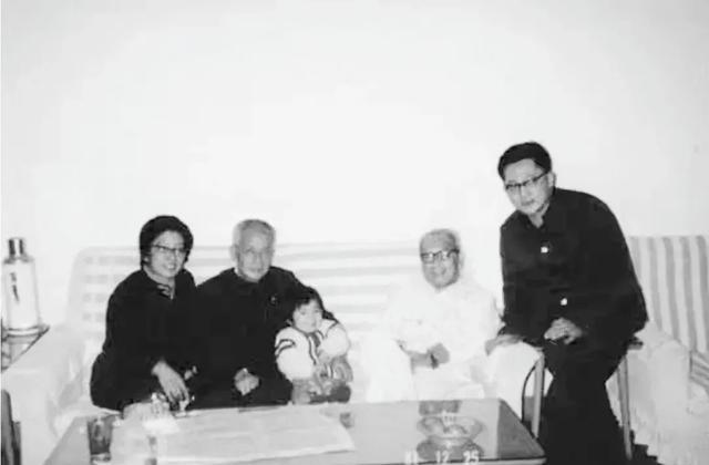 1981年11月25日，叶飞将军来到陈丕显家中做客，与陈丕显的儿媳妇叶葳葳、儿子