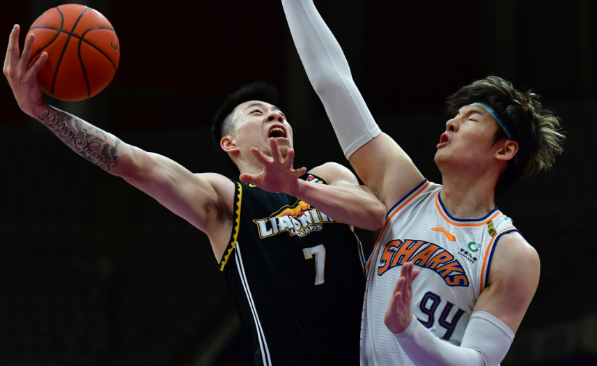 上海男篮近期对前NBA中锋——老将怀特进行了试训。怀特身高臂长，只是年纪稍大，但