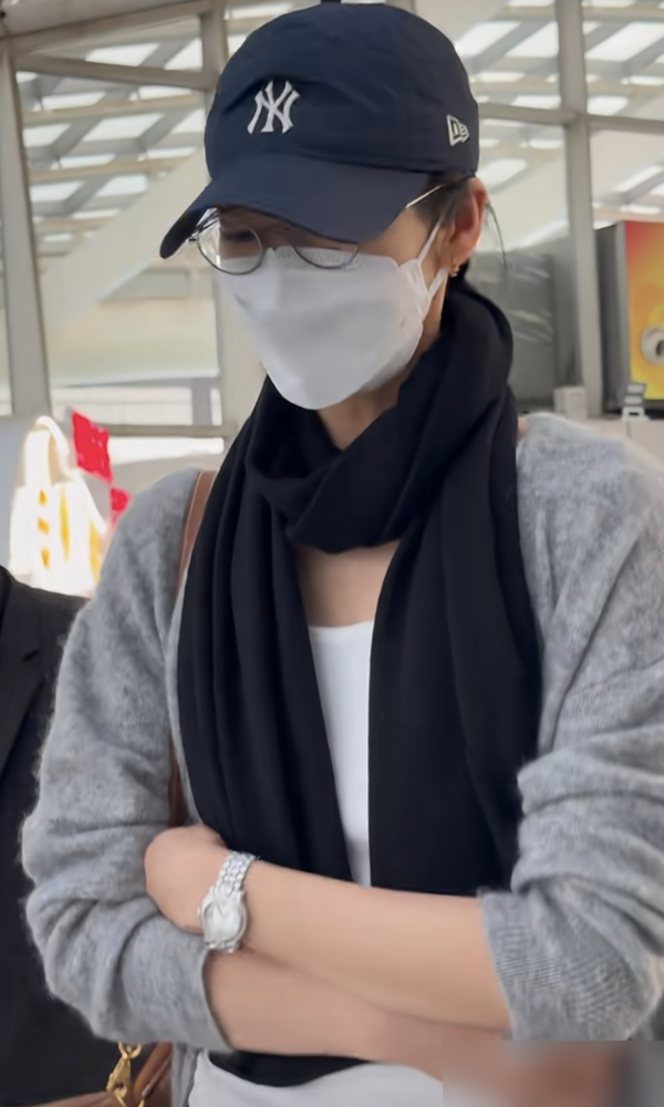 刘雯裹件黑条纹针织衫就往机场走，素颜，帽子压得低，旁边井柏然全黑西装墨镜，跟保镖似的。俩人不说话，站