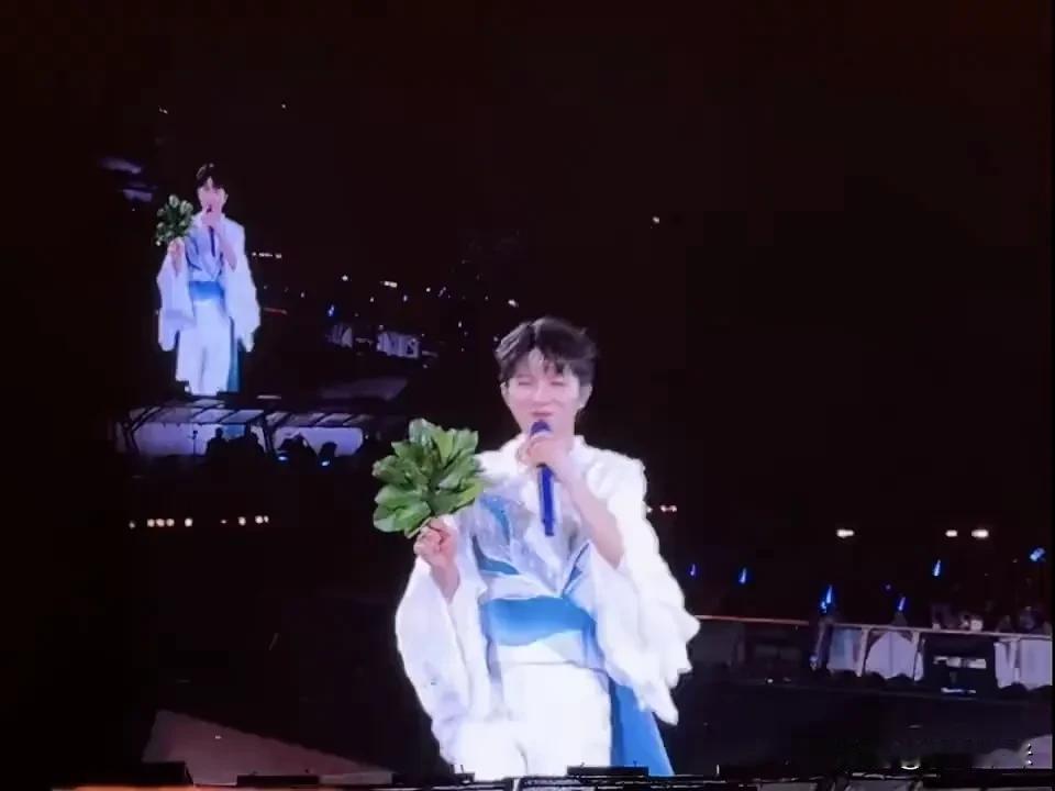 周深的祝福你接不接？深深在深圳演唱会可太会整活啦，拿着柚子叶为米子们扫除霉运，
