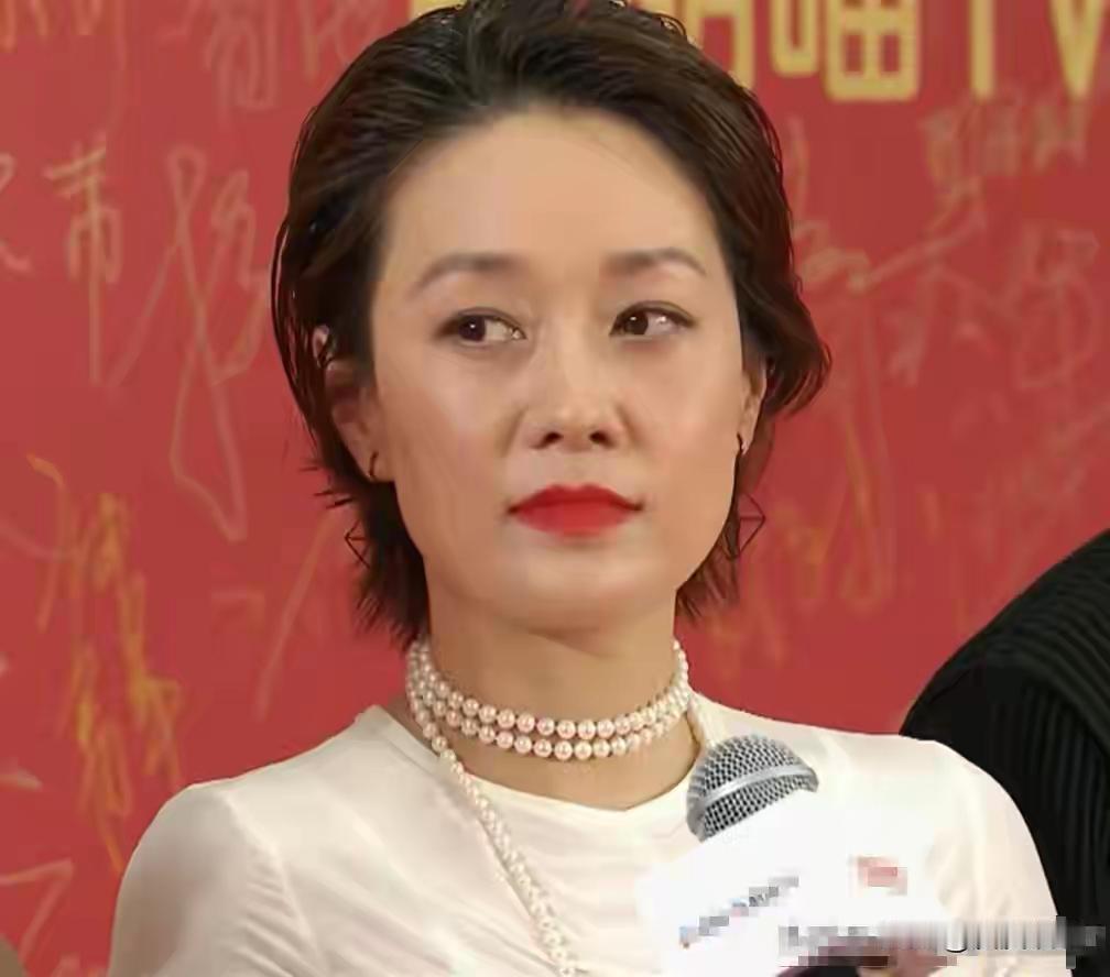 飞天奖红毯太真实，马伊琍穿成地摊货，倪萍像地主婆，唯她野心藏不住飞天奖作为