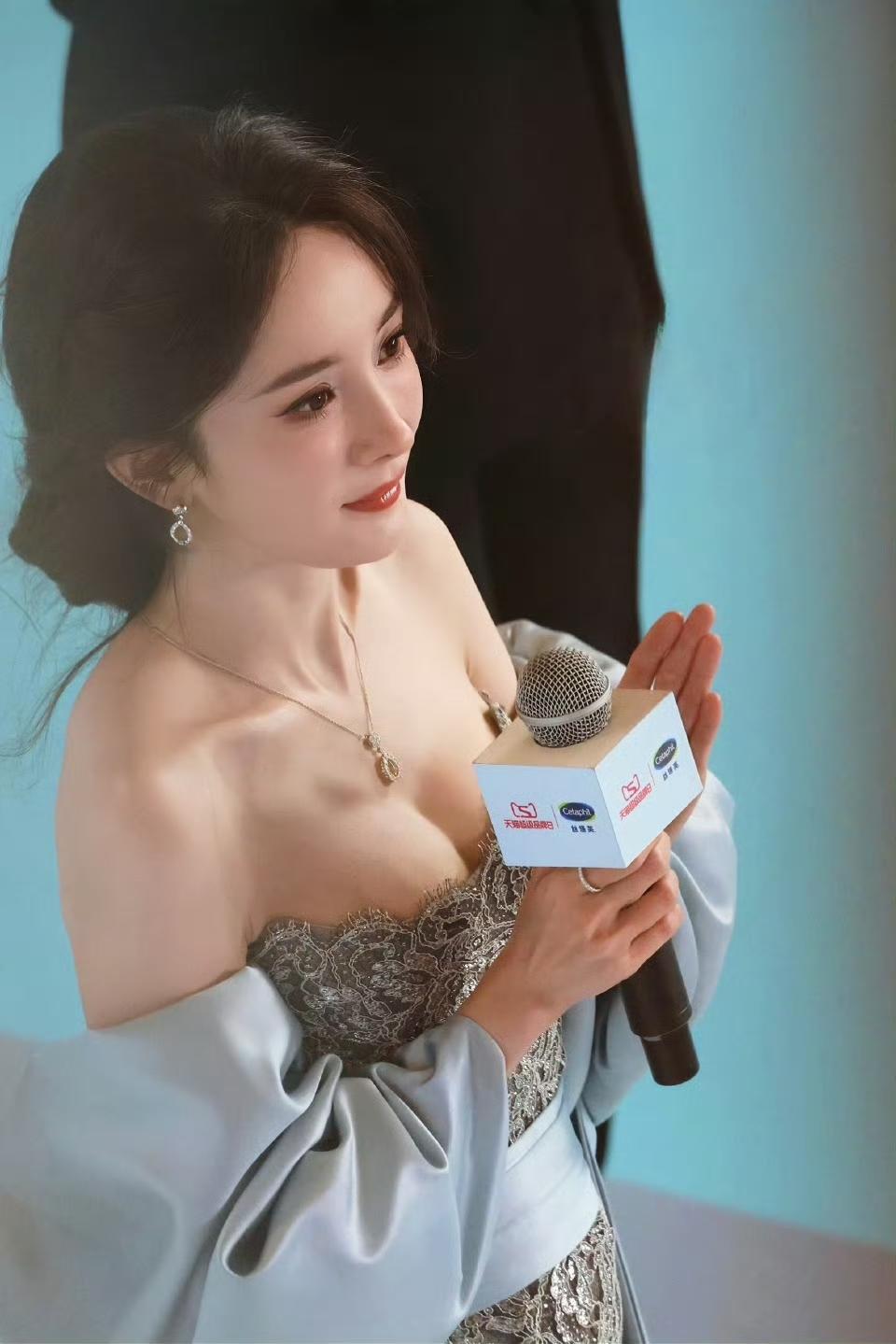 谁能拒绝状态满分的杨幂！丝塔芙活动现场，精致珠宝搭配闪钻礼裙。举手投足都是优