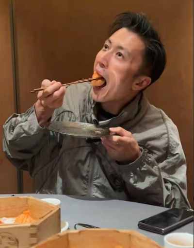 谢霆锋45岁生日可太让人意外了！居然扔下王菲，偷偷组了个家庭局干大事，带着89岁