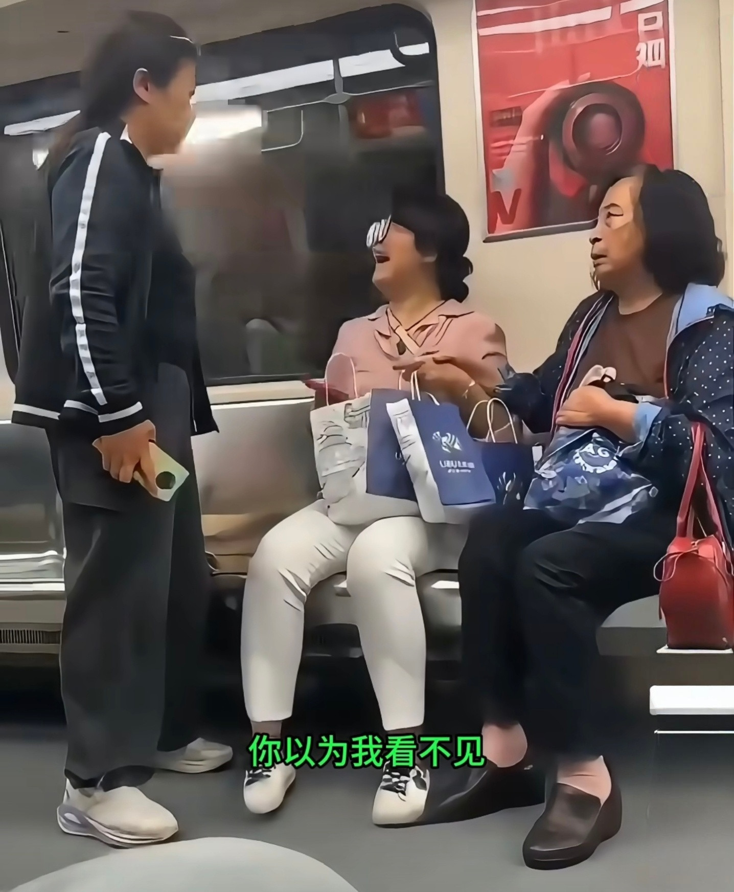 女孩地铁上质疑大妈偷拍太可怕了，疯起来连同性别都打？​​​