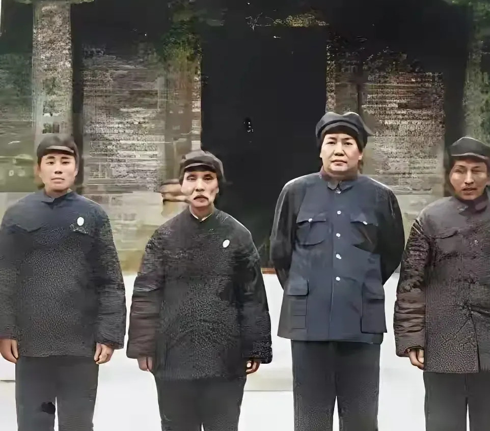 1951年，这张照片太真贵了，这三个人好像是刚从战场上下来和毛爷爷照的像，身上还