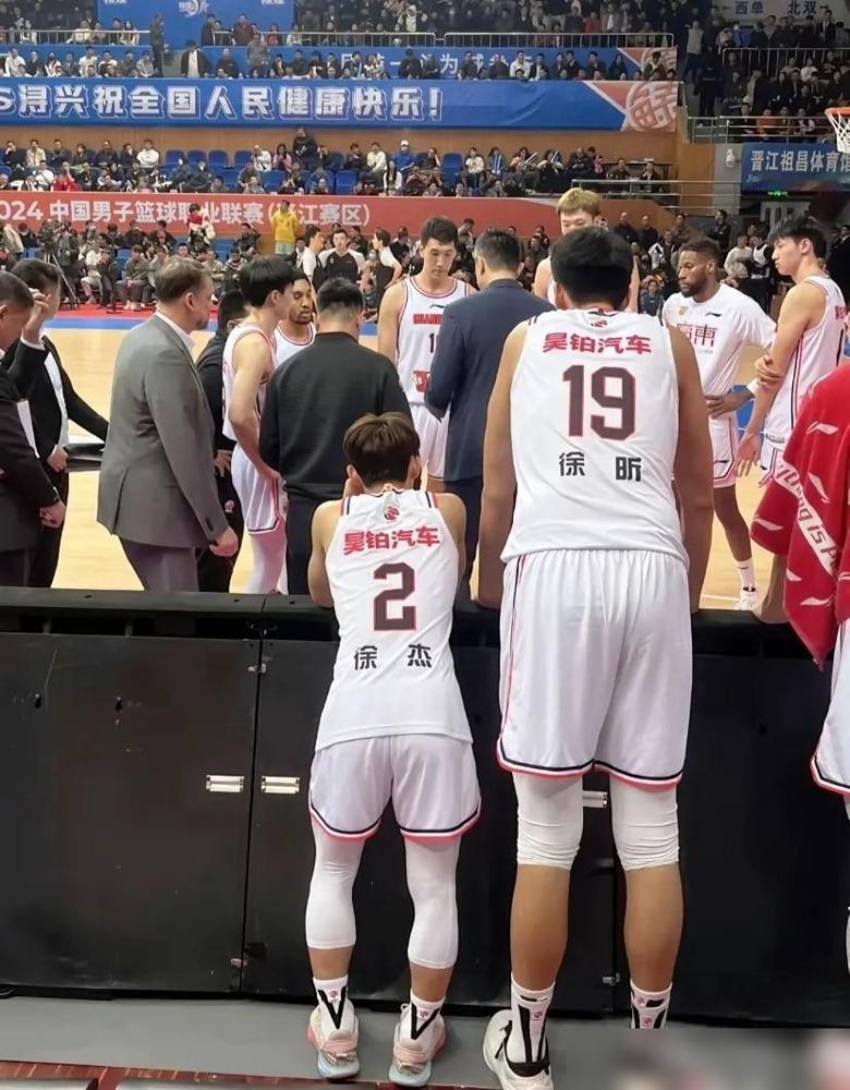 要说CBA，还是广东队出奇才，就拿中锋来说，CBA最矮最优秀。你看人家广东队这中