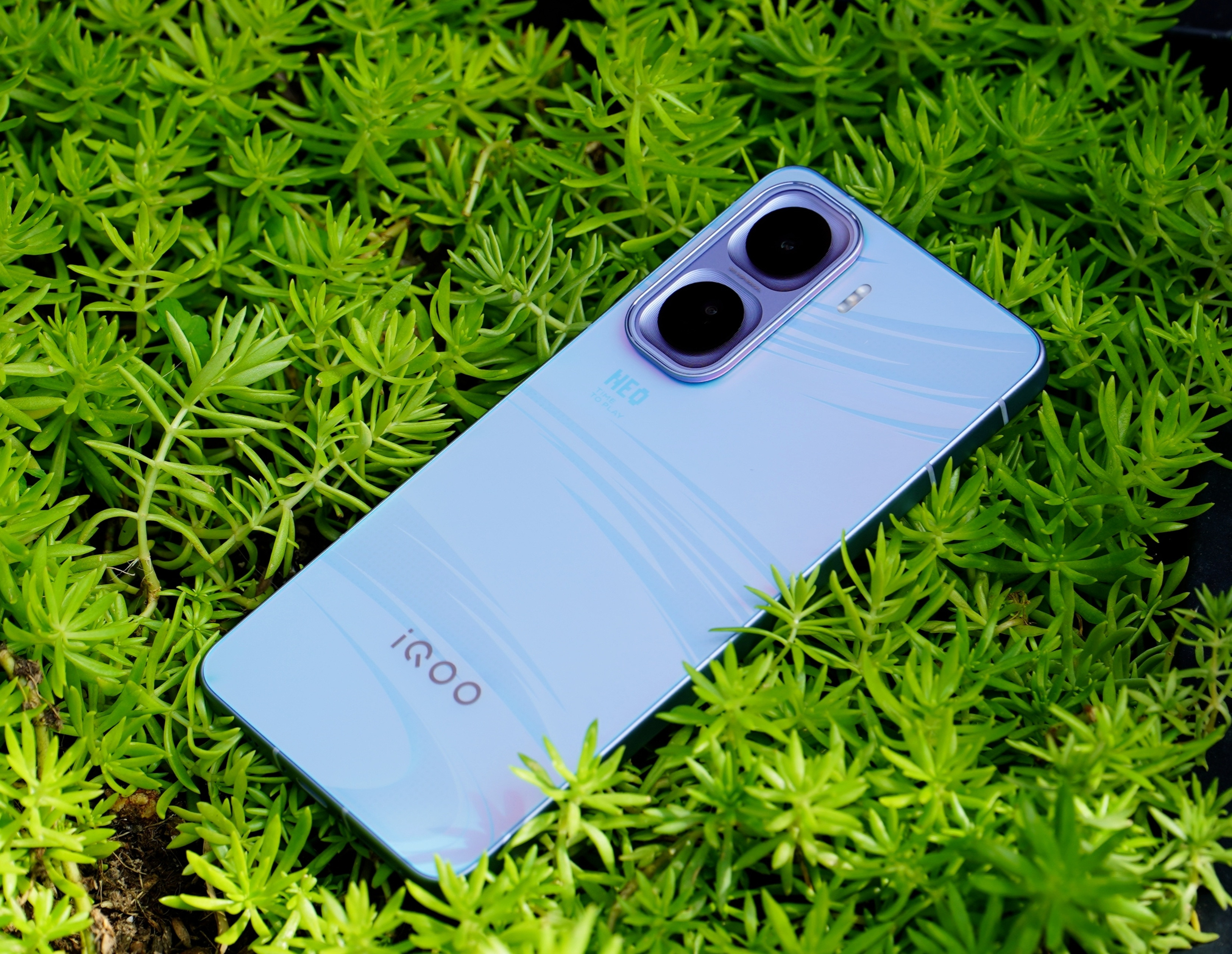 iQOONeo11面对疾风真机上手图：子弹兄没忍住，看着骁龙8至尊+2K直屏+