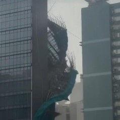 台风“红霞”步步逼近，香港的风雨已经明显大了起来。就在7月25日下午，香港天文台