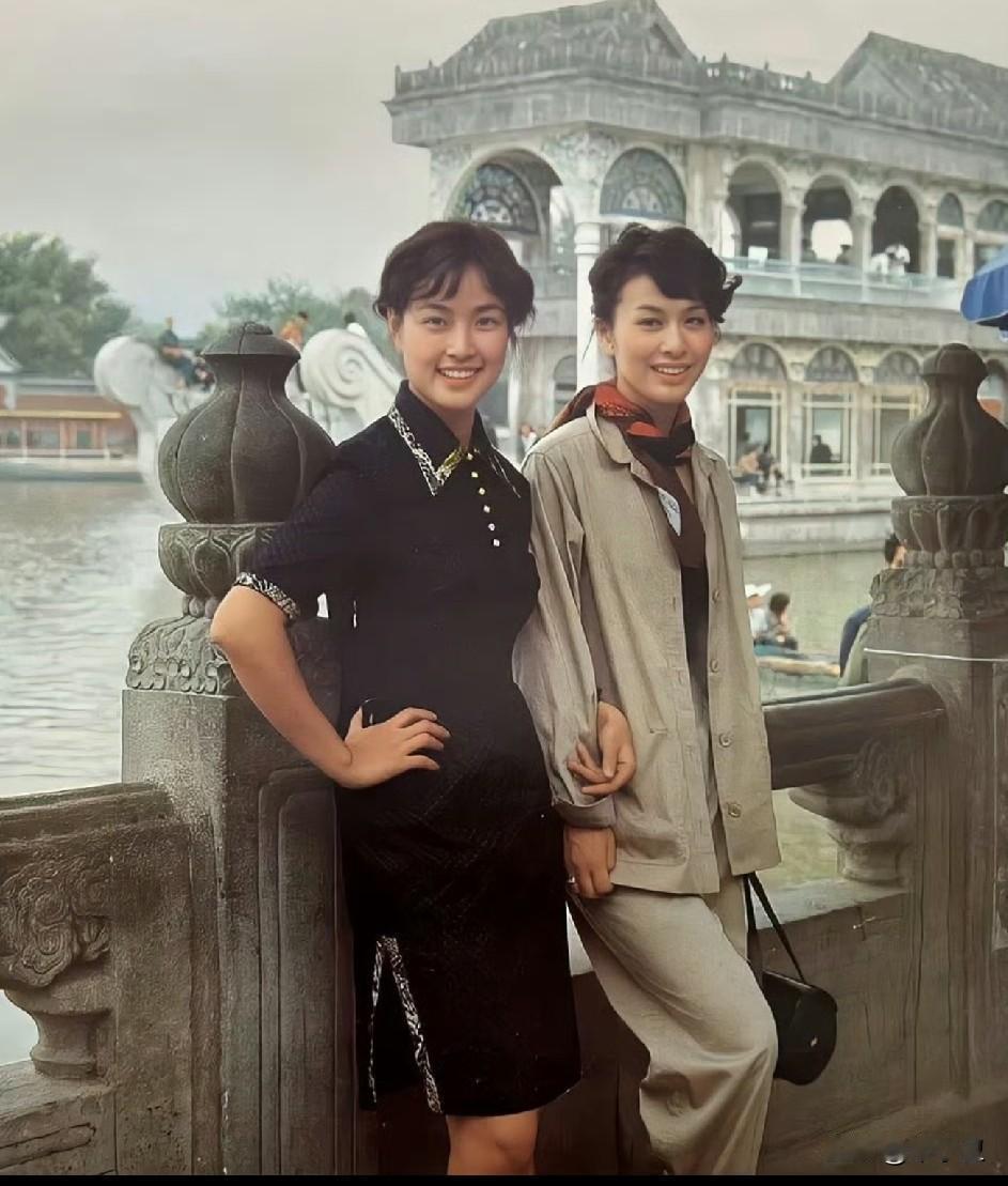 1980年，刘晓庆和日本女演员栗原小卷在北京颐和园