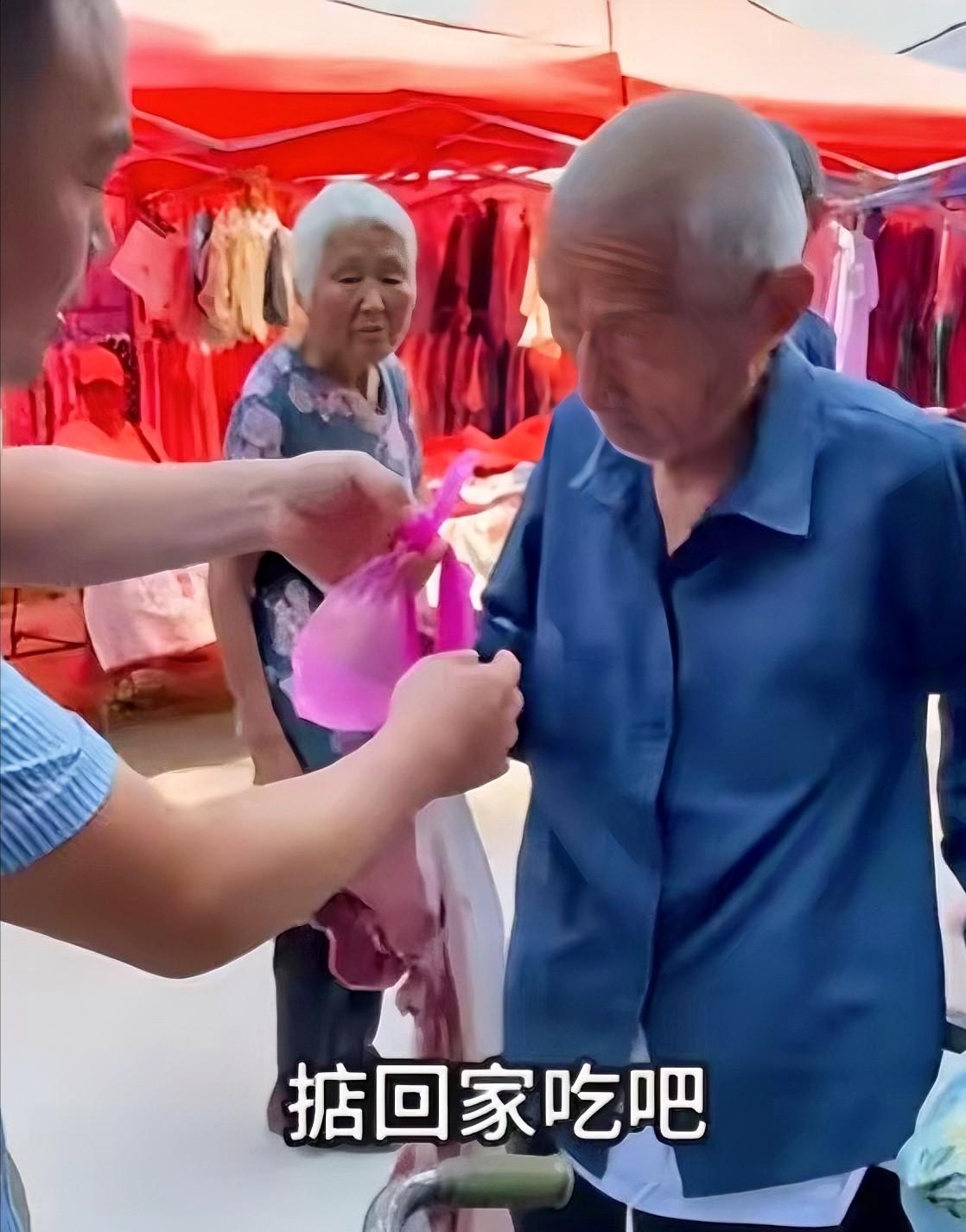 泪目！河南，一七旬孤寡老人想用5块钱买一件马甲，可老板非7块不卖，就在老人手足无