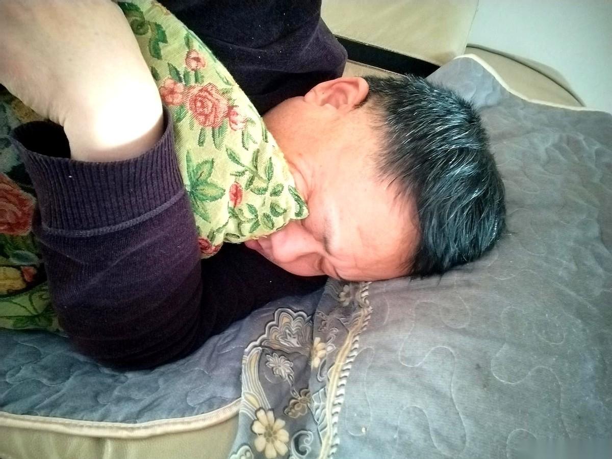 238斤。飞机上的安全带，是我这辈子第一次觉得，世界这么大，竟然没有我的容身之