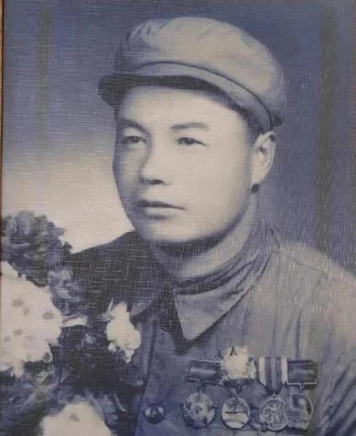 1951年，志愿军战士刘光子爬上一个小山坡，突然发现一大群英军。他用蹩脚的英语大