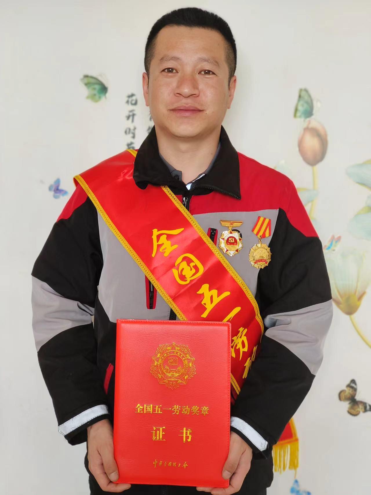 奔走在大街小巷的“移动网格员”，快递小哥裴立聪的暖心故事裴立聪，黑龙江省顺
