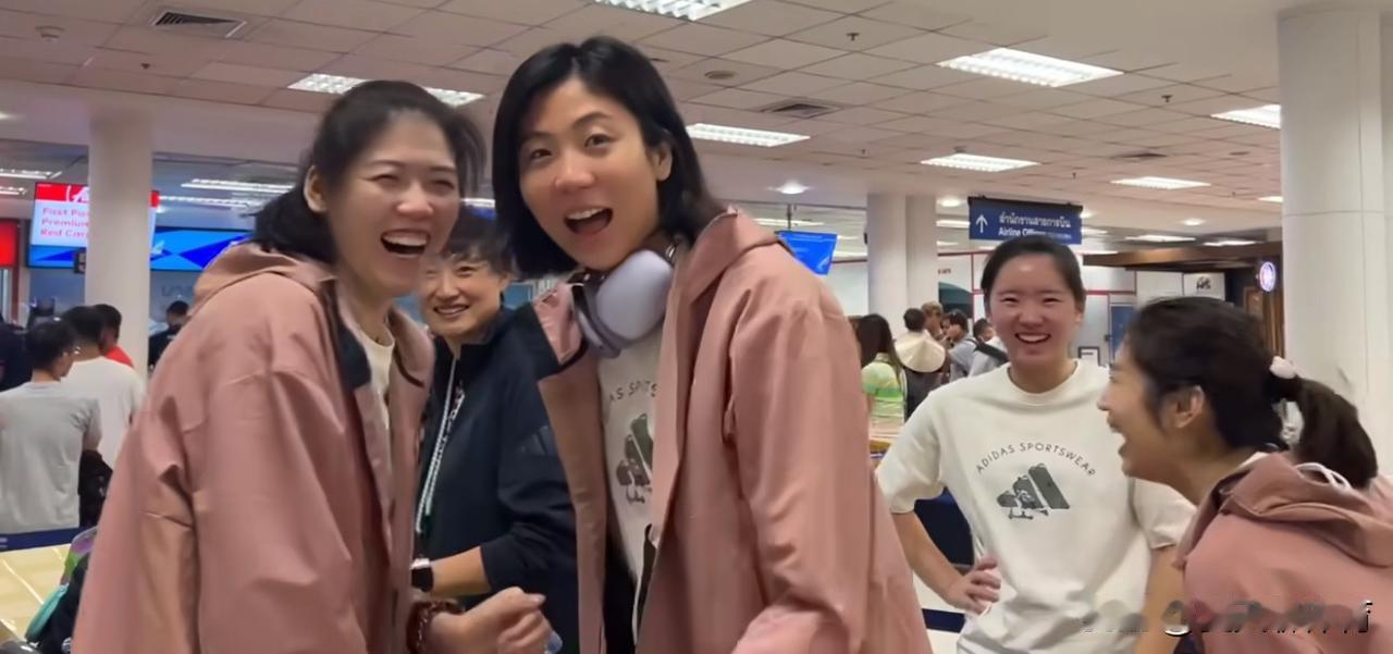 中国女排今日启程前往泰国曼谷，从泰国清迈到曼谷，因为从1/8决赛开始，比赛都在曼