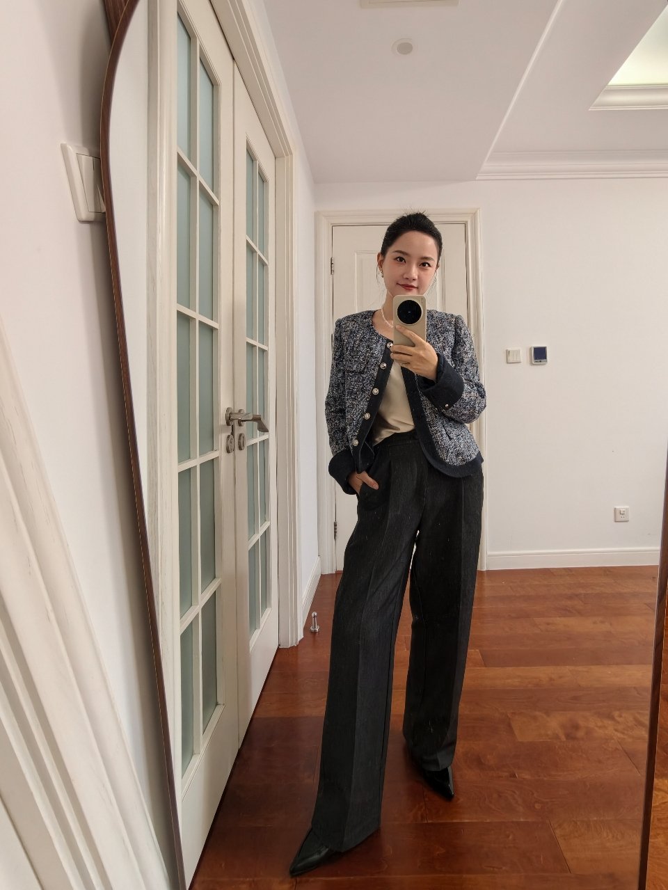 今天练习对镜自拍，全是技巧没有感情全身镜头调到0.6广角，镜头微微朝下，两腿分