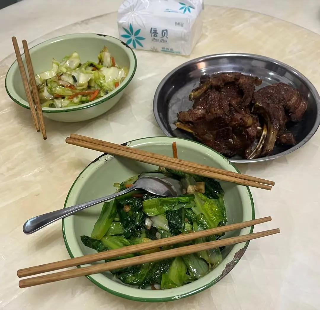 回了一趟老家，一天的好心情都没有了，本来平时和孩子吃饭的时候，用的都是公筷，公公