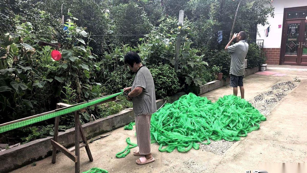 “哪天我不干活了，就是该死了。”早上6点，我妈趁着凉快在院子里编渔网，头也不抬