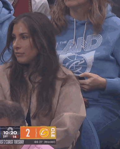 美女生气了：你赔我啤酒！她坐在前排玩手机。这么好的地段。