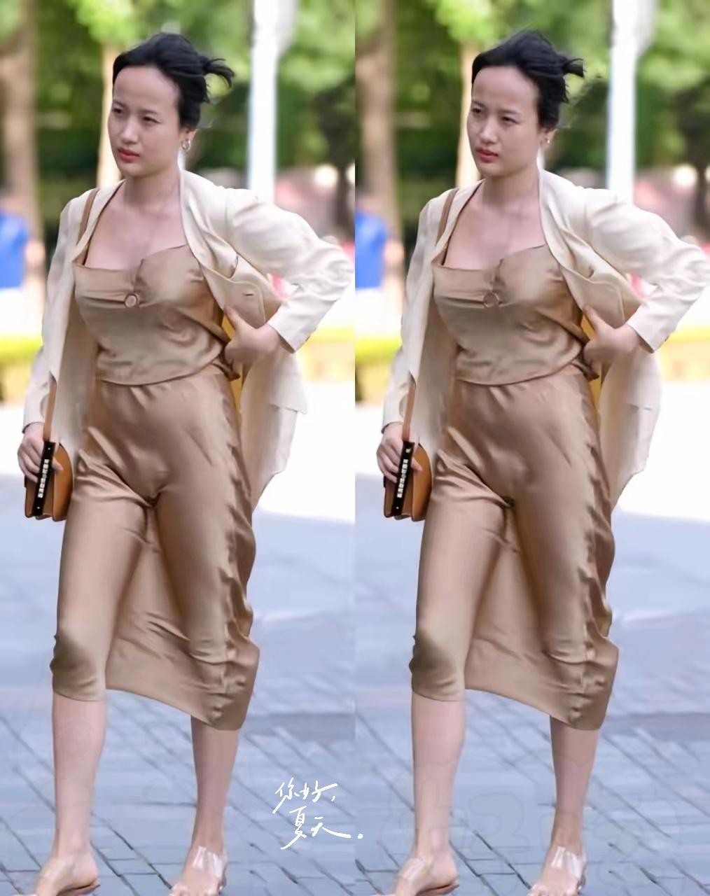 两张美女图片看着几乎完全一样，我来回瞅了好几遍，愣是没能找出差别，属实是束手无策