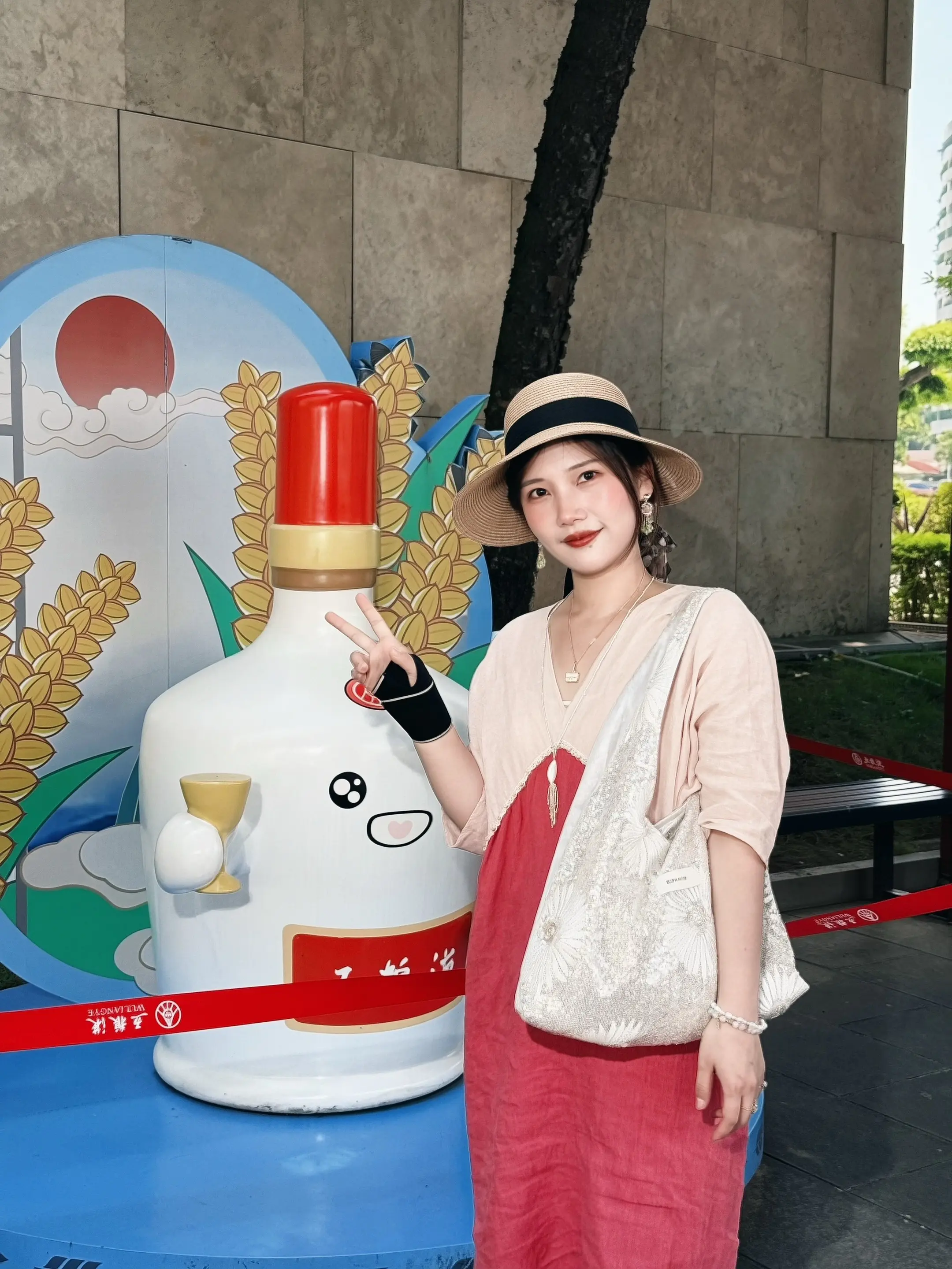打卡一下宜宾☺️ 穿了一个宽松连衣裙被呆猫笑了两天，😂，我说这个很上...