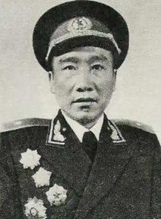 他18岁当上师政委，1955年大授勋时怒撕肩章，余生再也没穿过军礼服。这位性