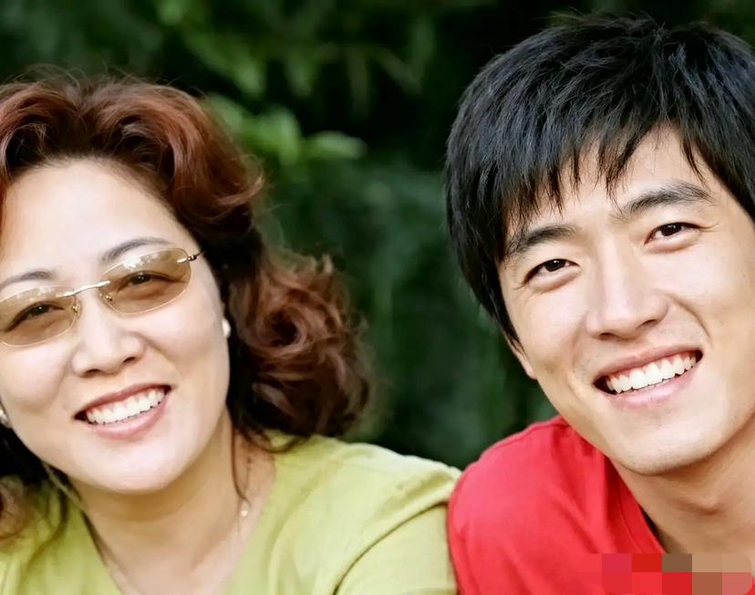 刘翔妈妈是上海人，工人家庭出身，青年时期下乡安徽和县乌江镇，后来在当地小学当老师