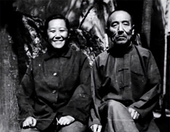 1971年，一老农民贪便宜，娶了一个不要彩礼的懒老婆。懒老婆不会做饭，也不答应同