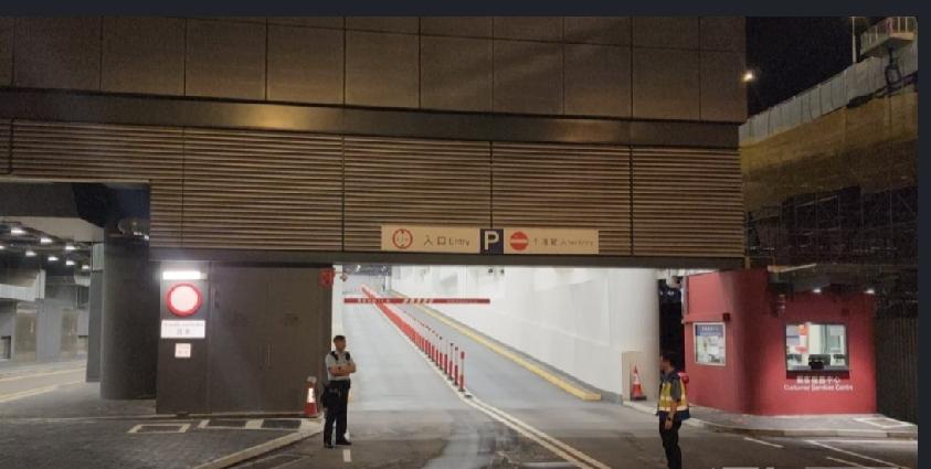 香港机场发生行劫案。一名外地返港男子在机场三号停车场遭多名刀手伏击，被斩伤后再遭