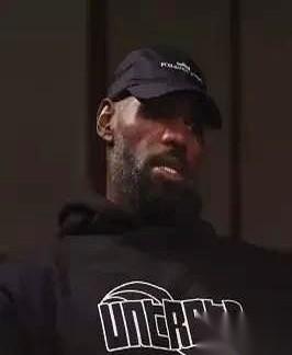 NBA总决赛的场外，詹姆斯随口抛出的一个观点，成了这几天球迷圈里最响的“炮仗”。
