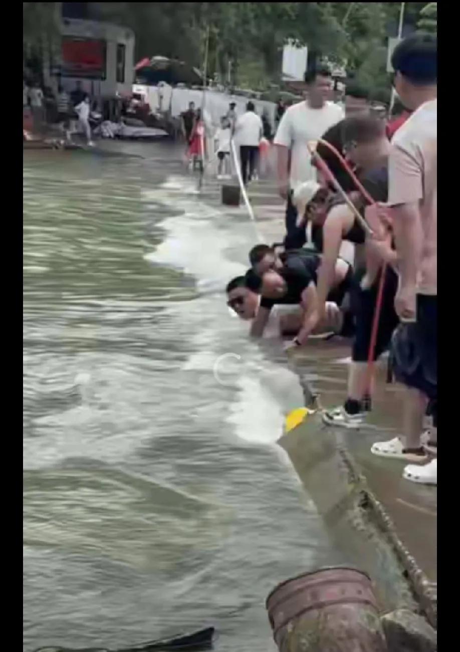 救命！安徽这桥洞下藏着条"吃人河"！素不相识的大哥死死拽住救命绳…家人们！