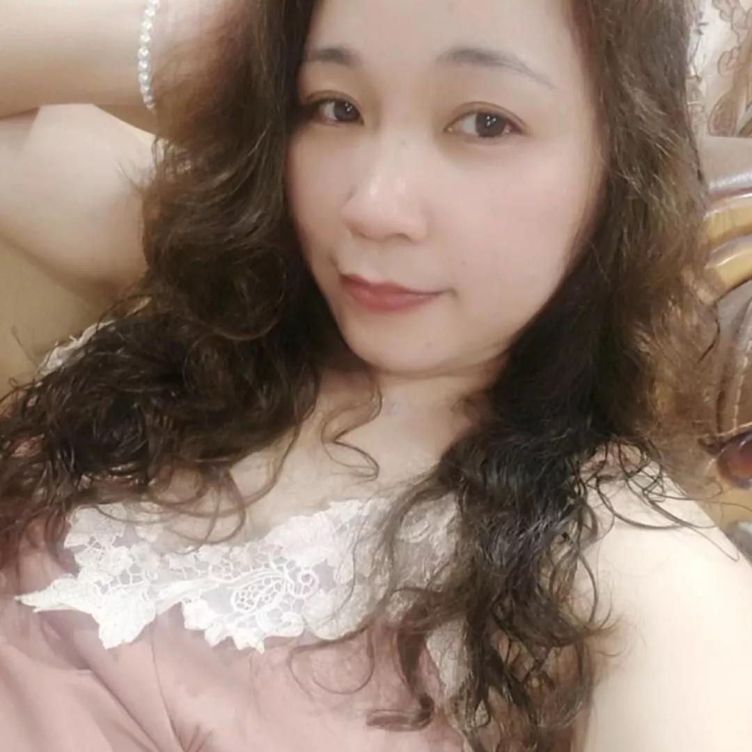 温柔优雅的居家自拍，蕾丝睡衣与珍珠耳环的搭配，尽显女性魅力。